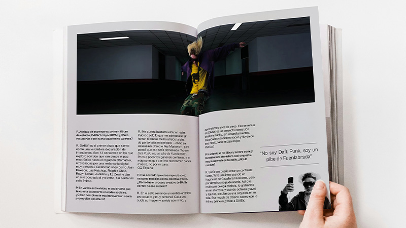 Revista Rusowsky Daisy — doble página destacada
