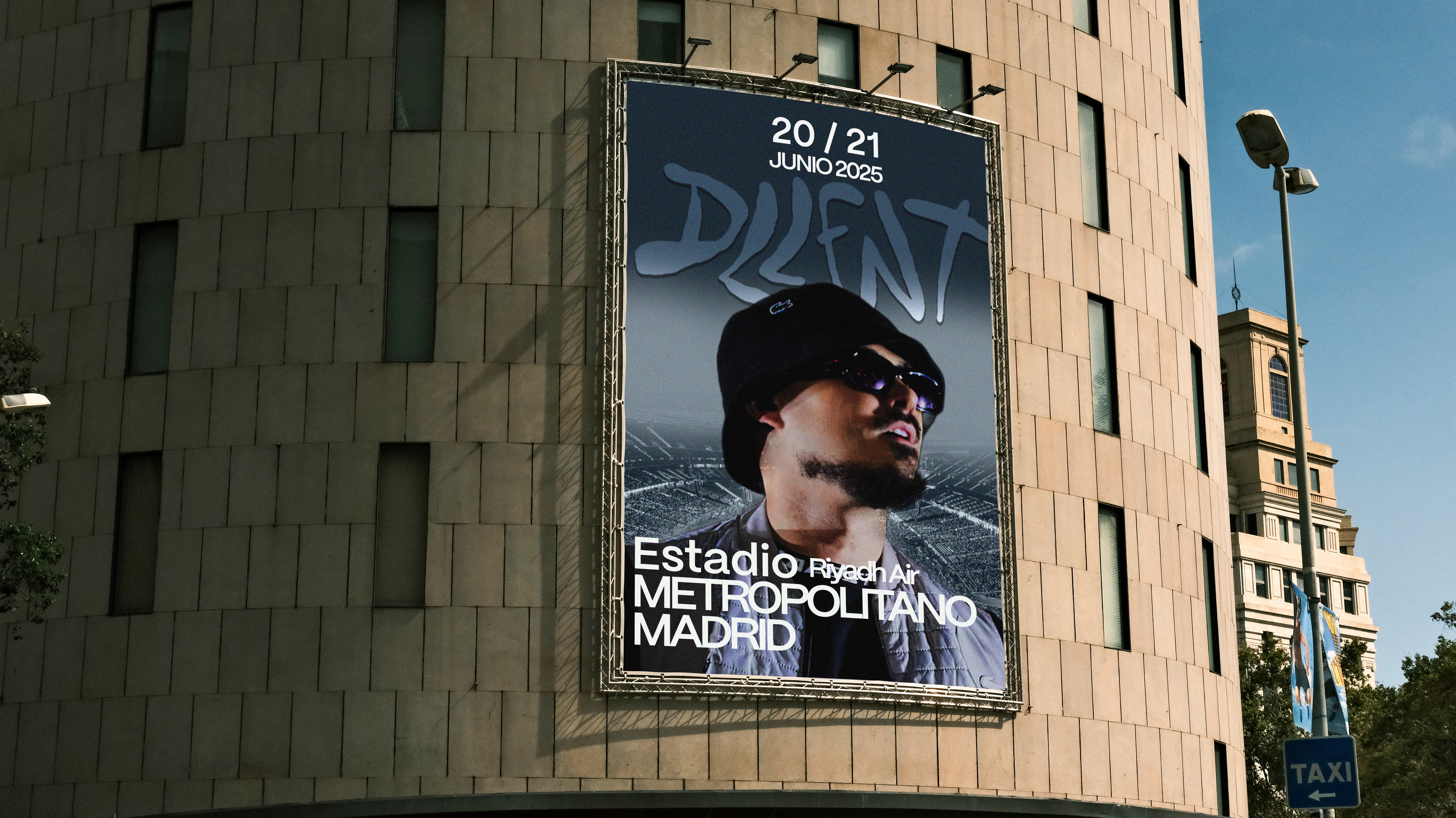Aplicación del cartel en fachada urbana – rediseño gráfico Dellafuente