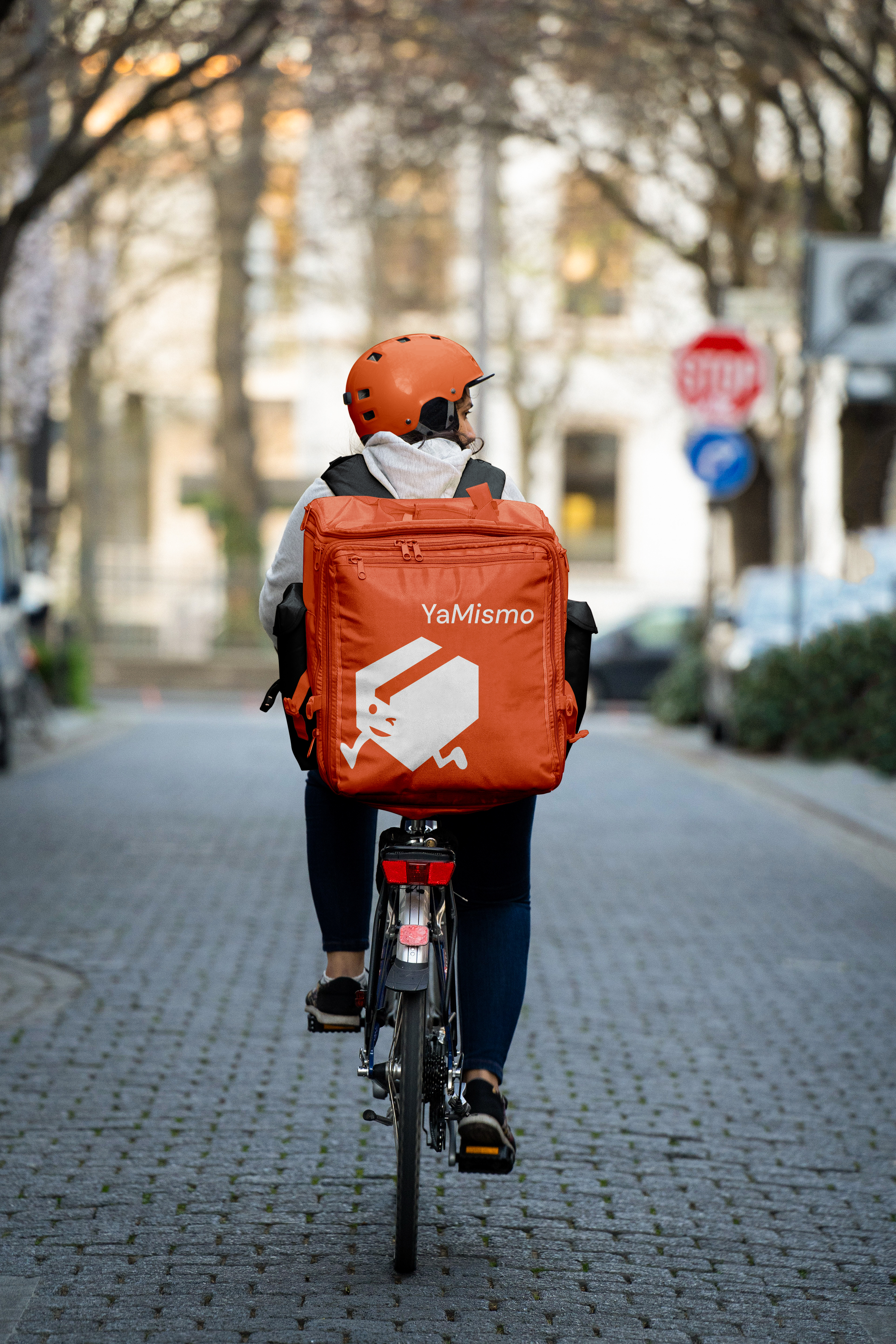 Repartidor de YaMismo con uniforme y branding personalizado